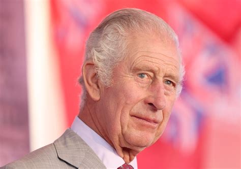 Charles III estampa capa de revista na véspera de seus 75 anos e ...