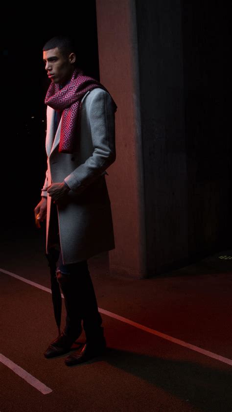 This Scarf Gives You an Invisibility Cloak Against Unwanted Paparazzi ...