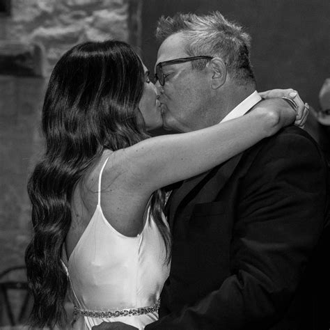 Eric Stonestreet Marries Lindsay Schweitzer in Kansas City Wedding