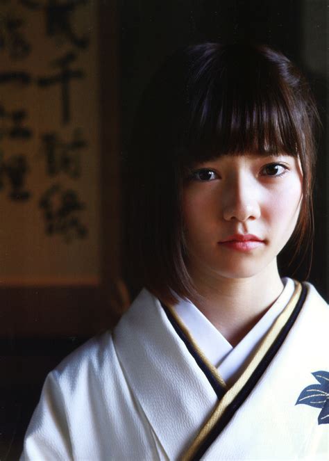 Shimazaki Haruka First Photobook “Paruru, Komaru” - oshibook