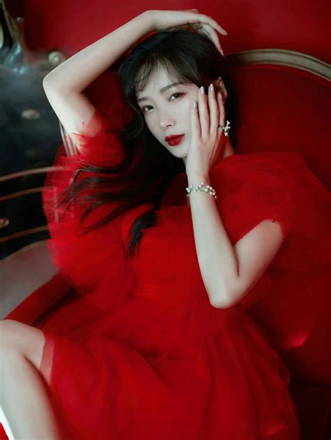 王李丹妮，穿红色裙子，时尚俏丽，楚楚动人！