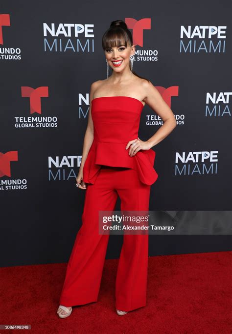 María Elisa Camargo's feet