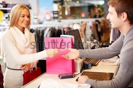 Traditional Vs. Online Selling: Which is better? - Manyaxis
