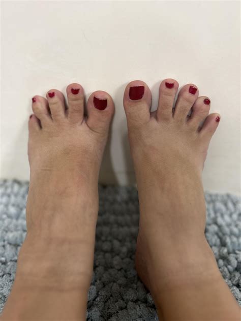 Airing out these sweaty feet and toes : r/sweatyfeets