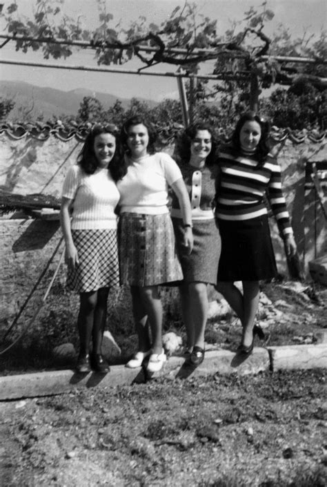 Norcia,anni 60. Un gruppo di ragazze della città sorridono felici sotto