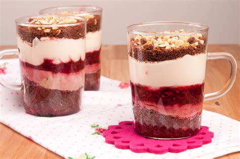 Лесна рецепта за вкусен крем. Крем с маскарпоне, малини и шоколад.