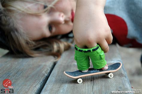 Finger pants! Finger pants! – Skate and Annoy
