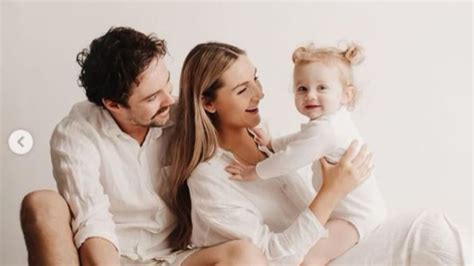 cricket legend travis head  wife jessica expecting  child