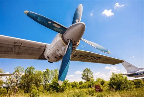 Турбины воздушных судн an-12 турбовинтового самолета на покинутом ...