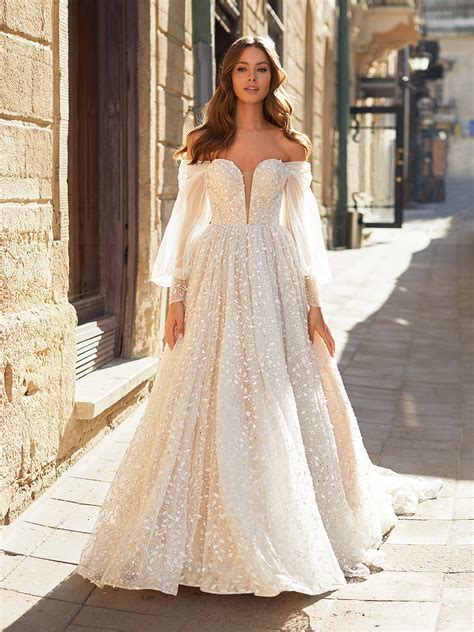 Winter Wedding Dresses Ideas - Sleeves, Fabrics & Accessories