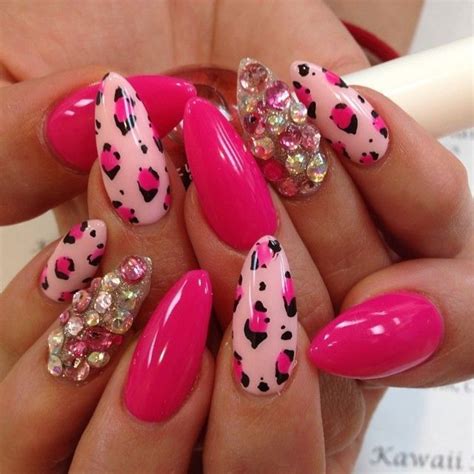 Uñas Color Fiusha Con Piedras | Moda y Estilo