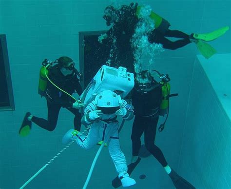 Nemo 33 — самый глубокий бассейн в мире