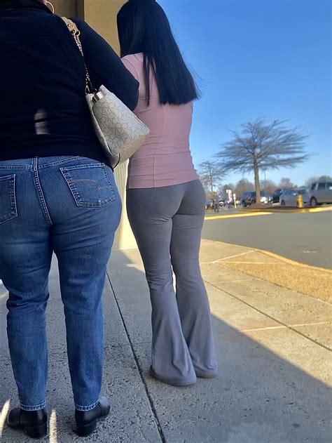 Petite latina waiting in line at DMV - Spandex, Leggings & Yoga Pants