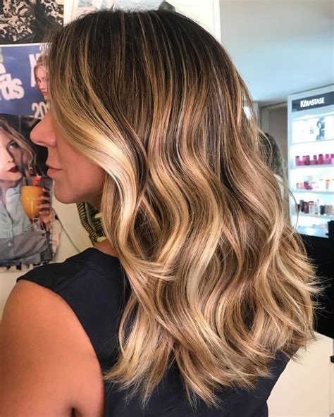 Loiro Mel Com Mechas - Mechas douradas | Luzes loiras curto, Loiro iluminado