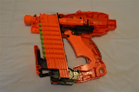 StudioYale: Nerf Zombiestrike Nailbiter Review (8/10)