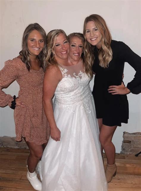 Conjoined twins Britt and Abby are now married! : r/BeAmazed