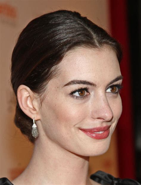 anne hathaway classy updo champagne blonde hair anne hathaway
