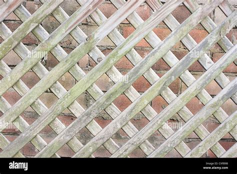 Wooden criss cross fence hi-res stock photography and images - Alamy