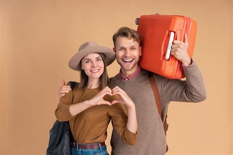 Смайлик пара готова к путешествию с багажом | Бесплатно Фото