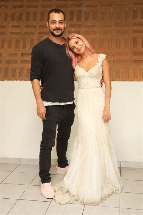 Eduardo Sterblitch beija Louise D'Tuani em estreia de peça em SP - Quem