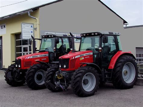 MF5454 und MF6480 stehen bei einem Landmaschinenhändler zur Abholung ...