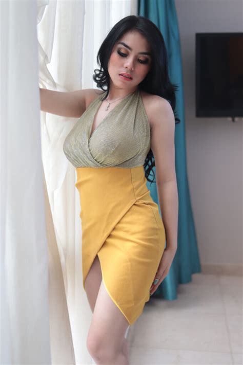 foto model charent bears menggoda  tatapan mata dzargon