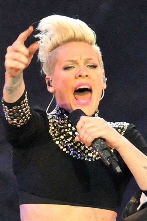 Die wilden Frisuren von Pink | COSMOPOLITAN