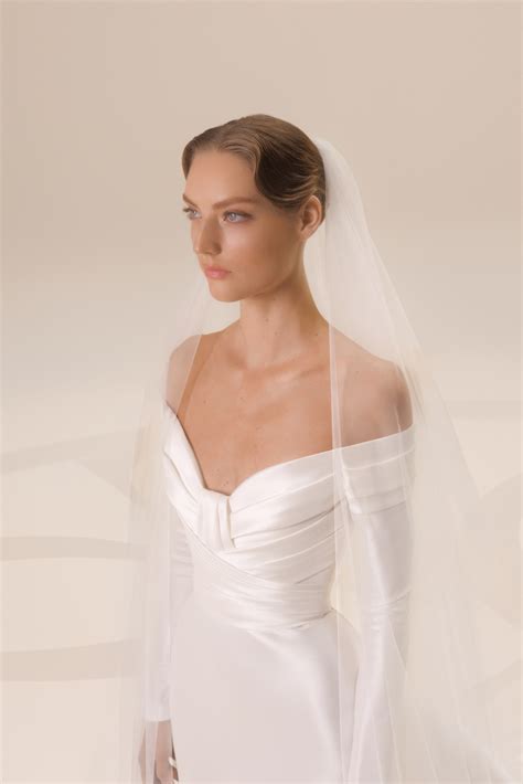 Bridal Fall 2023 Trends: Ball Gowns, Minimalism and Bows [PHOTOS]