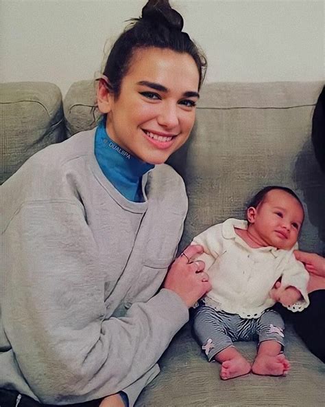 Jenbealsz adlı kullanıcının Dua lipa panosundaki Pin