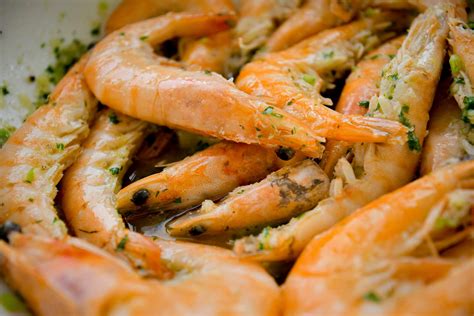 Жареные креветки на сковороде-гриль в чесночном маринаде - СделаемВкусно.ру