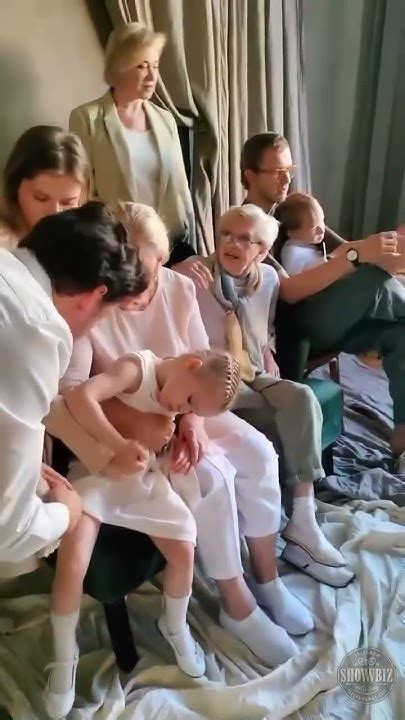 Алиса Фрейндлих в окружении своих близких - YouTube