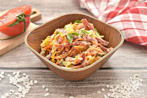 Салат «Обжорка» с копчёной колбасой и солёными огурцами — пошаговый ...
