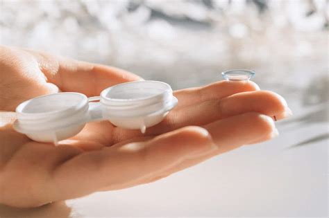 how to put in soft contact lenses