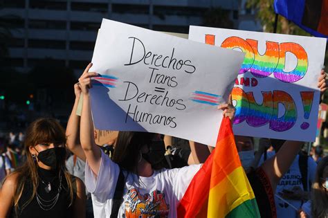 Gobierno español aprueba la 'ley trans' que permite la