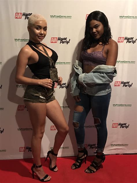 Aaliyah Hadid's feet