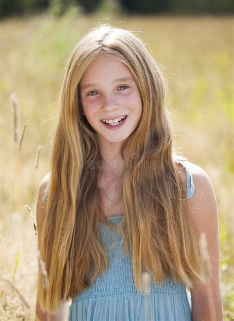 Portrait D'une Belle Jeune Petite Fille Blonde Image stock - Image du ...