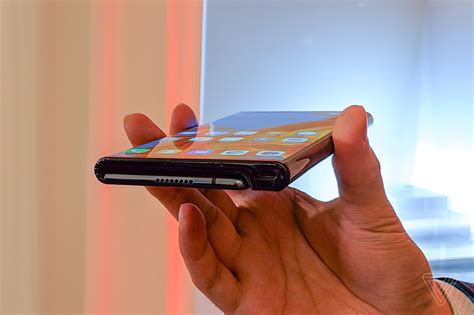 Huawei показала раскладной телефон за $2600 / Хабр