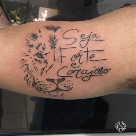 Tatuagem Seja Forte E Corajoso Masculino - Seja forte e corajoso tattoo | Tatuagem no peito, Tatuagem, Letras para ...