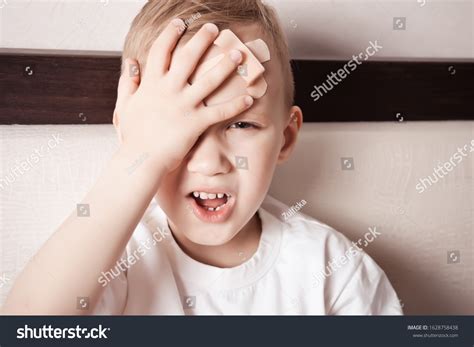 bumping head images   images vectorielles de stock