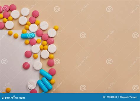 Сортированные фармацевтические таблетки и капсулы таблеток лекарства на ...