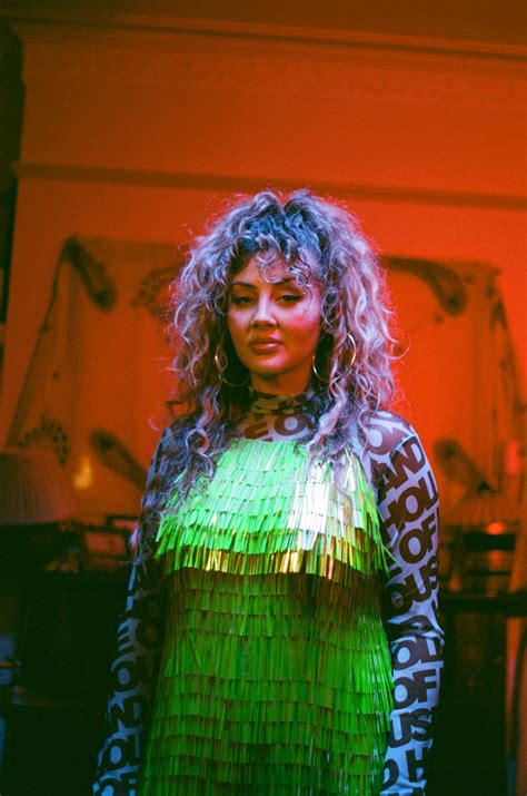 Video Premiere | Jessica Wilde clears her headspace on "Heads in the