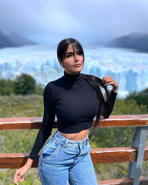 Nicole Dwyer Q | Fría pero rica, te meterías? 🥶 | Instagram