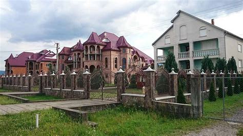 20 фото та відео “найбагатшого” села України: казкові палаци та ...