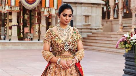 isha ambani wore  blouse   diamonds  gold jewellery