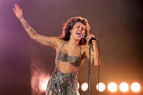 Grammys 2024: Watch Miley Cyrus Perform 'Flowers' - SPIN