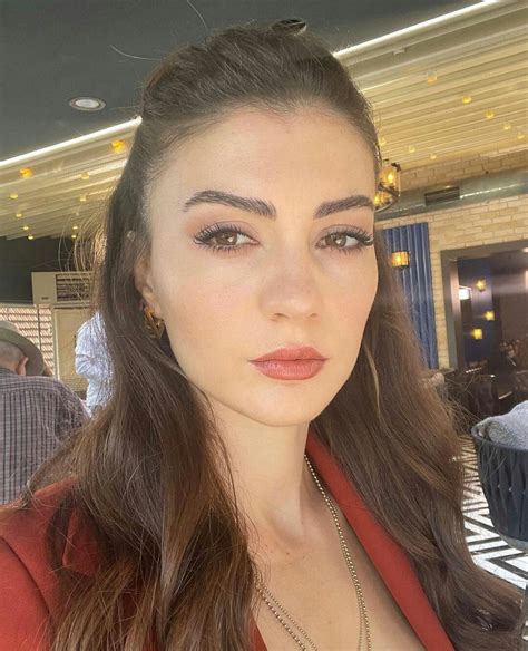 pin de anil kumar en burcu ozberk actrices imagenes mujeres hermosas