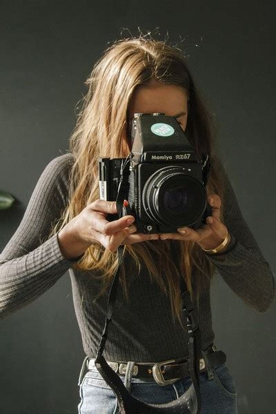 Девушка с фотоаппаратом: коллекция из 80 фотографий