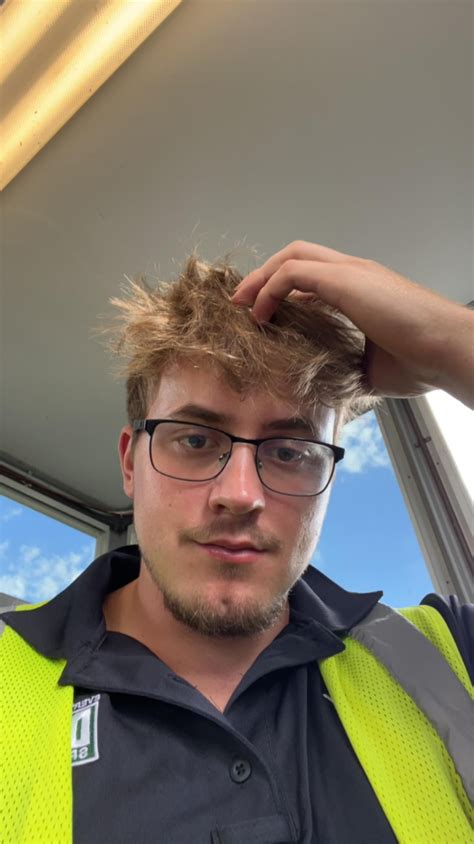 Swipe for your weekly dose of me getting horny at work : r/ladybonersgw