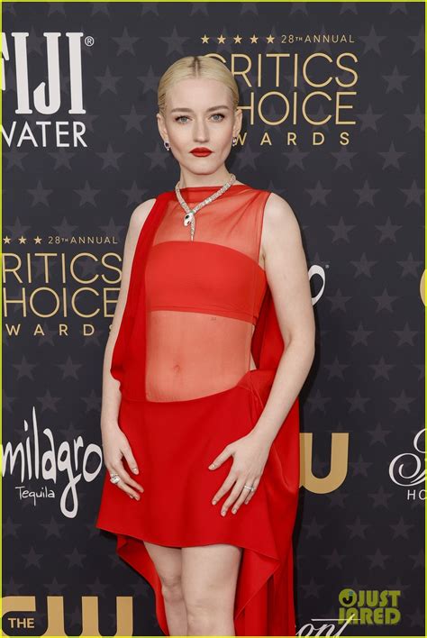 Amanda Seyfried Wins Best Actress in Limited Series at Critics Choice ...