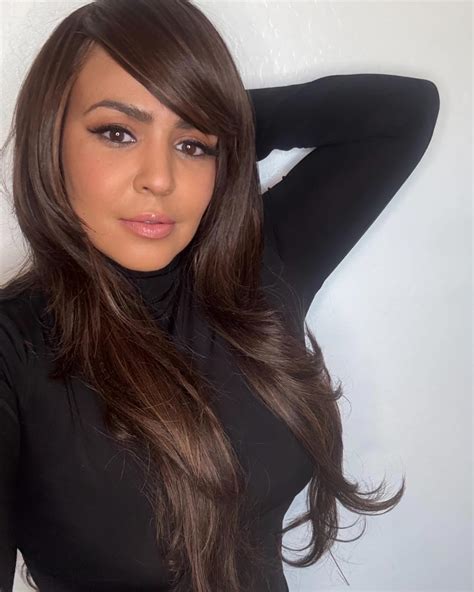 Layla El | How’s everyone’s Saturday going? Just taking a moment to